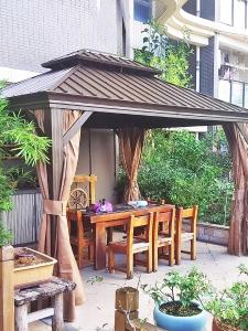 China Outdoor Hardtop Gazebo with Double Tiered Roof Heavy Duty Galvanized Steel Ceiling Nets factory