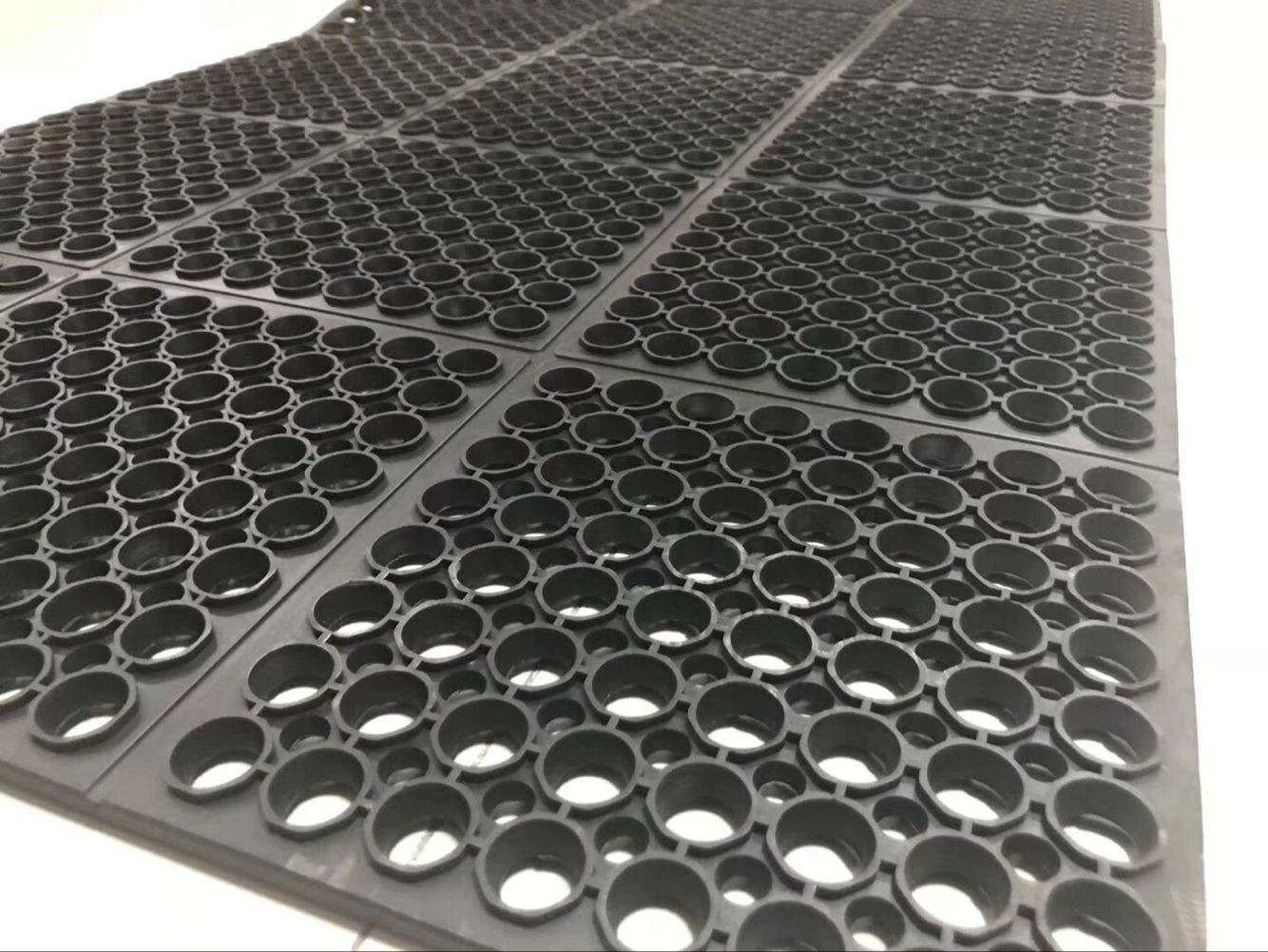 Rubber floor mat Hotel kitchen rubber floor mat Round hole rubber floor mat