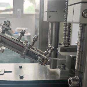 Automatic Lug Cap Sealing Machine Inline Bottle Capping Machine