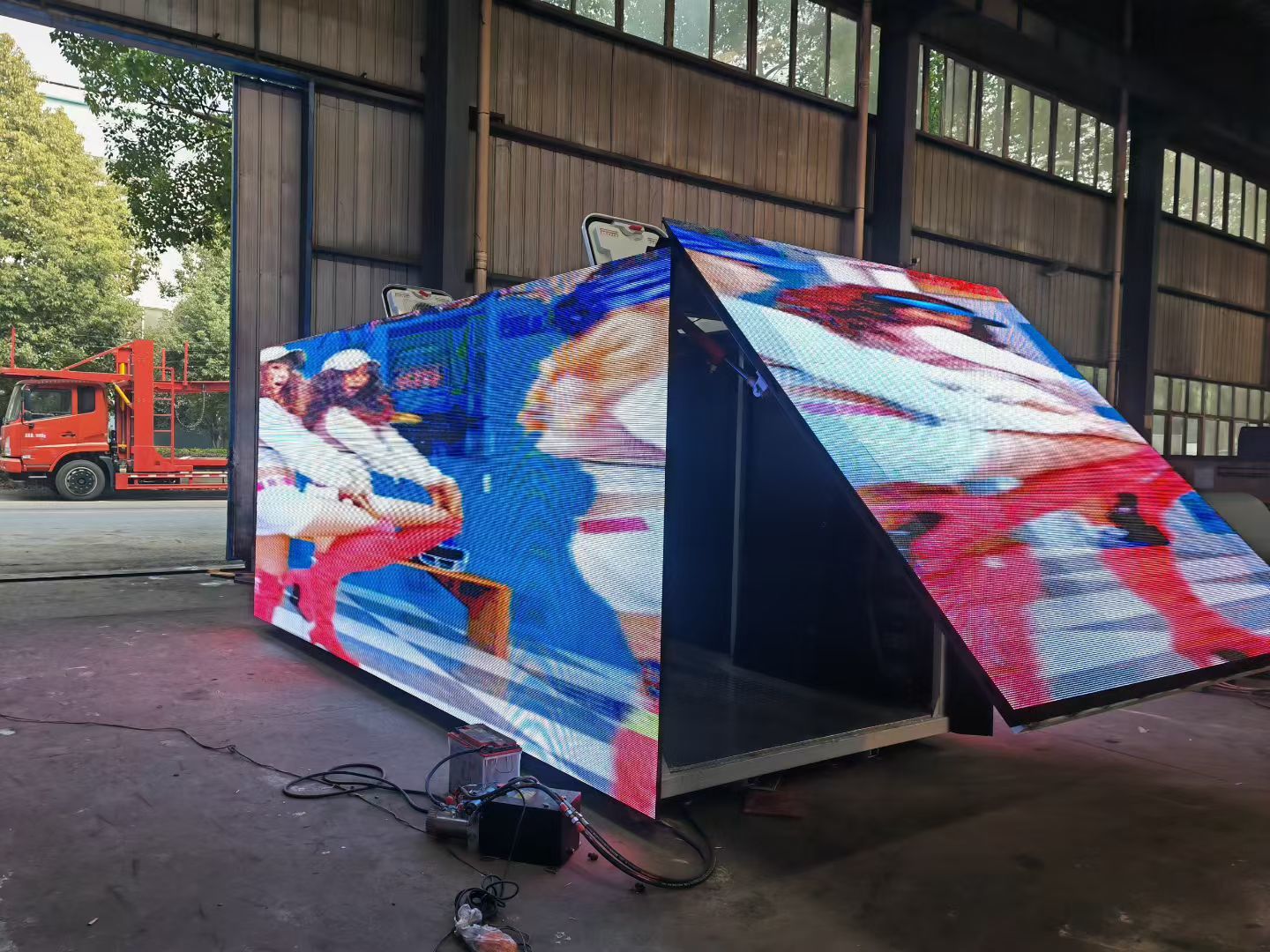 China Vehicle Mounted LED Truck Mobile Digital LED Billboard Advertising Truck factory