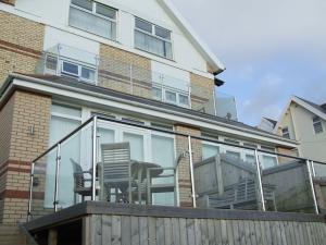 China Glass Balustrade Fittings Residence Outdoor Balcony Railing Glass Fence factory