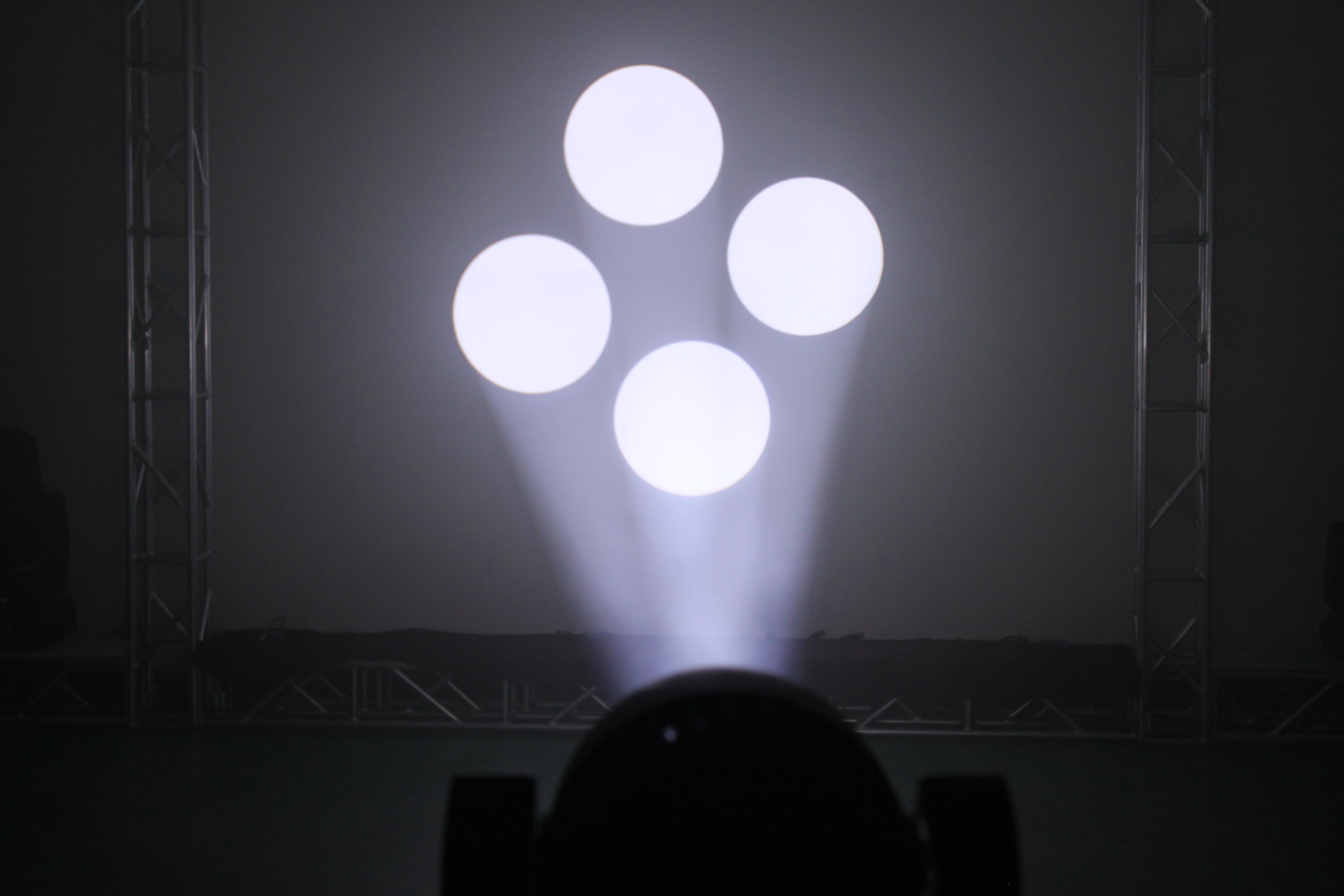 High Output 8 facet prism Motorized Focus 150w LED Moving Head Beam