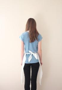 China White PE Apron Flat Packed In Dispenser Box Fluid Resistant On Time Delivery factory