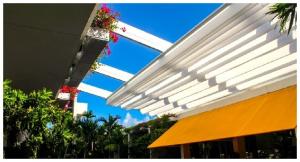 China Outdoor Retractable Roof Awning Pvc Fabric Metal Pergola Pvc Coated Sail Finishing factory