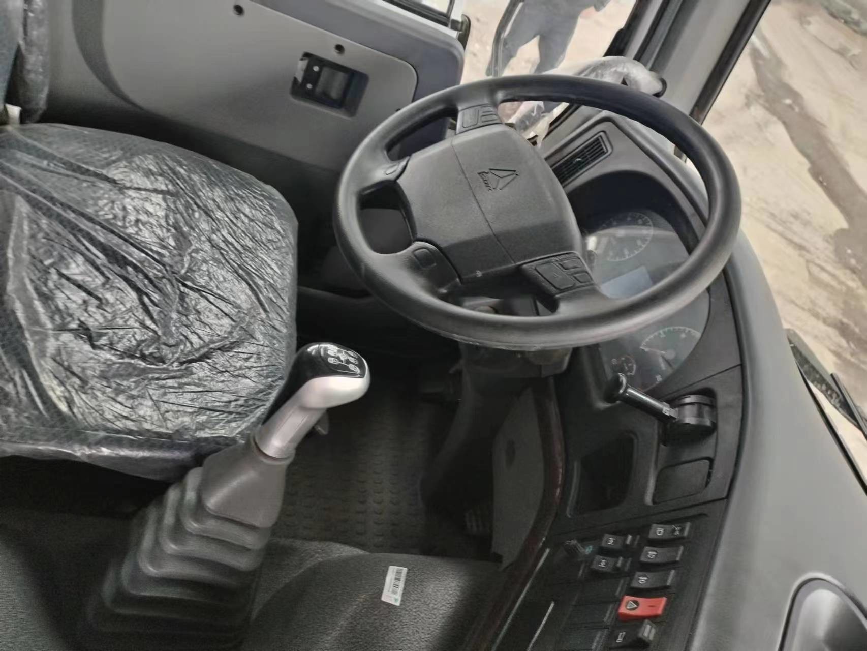 Second Hand Tipper Trucks Black Color 371hp 8×4 HOWO ZZ3317 Flat Roof Cabin Rated Load 15.5t