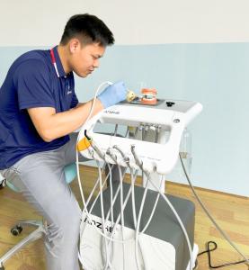China Dentist Cart Unit Mobile Treatment Sets for Dental Surgery Low Noise Dental Mobile Turbine 550W Dental Movable Trolley factory