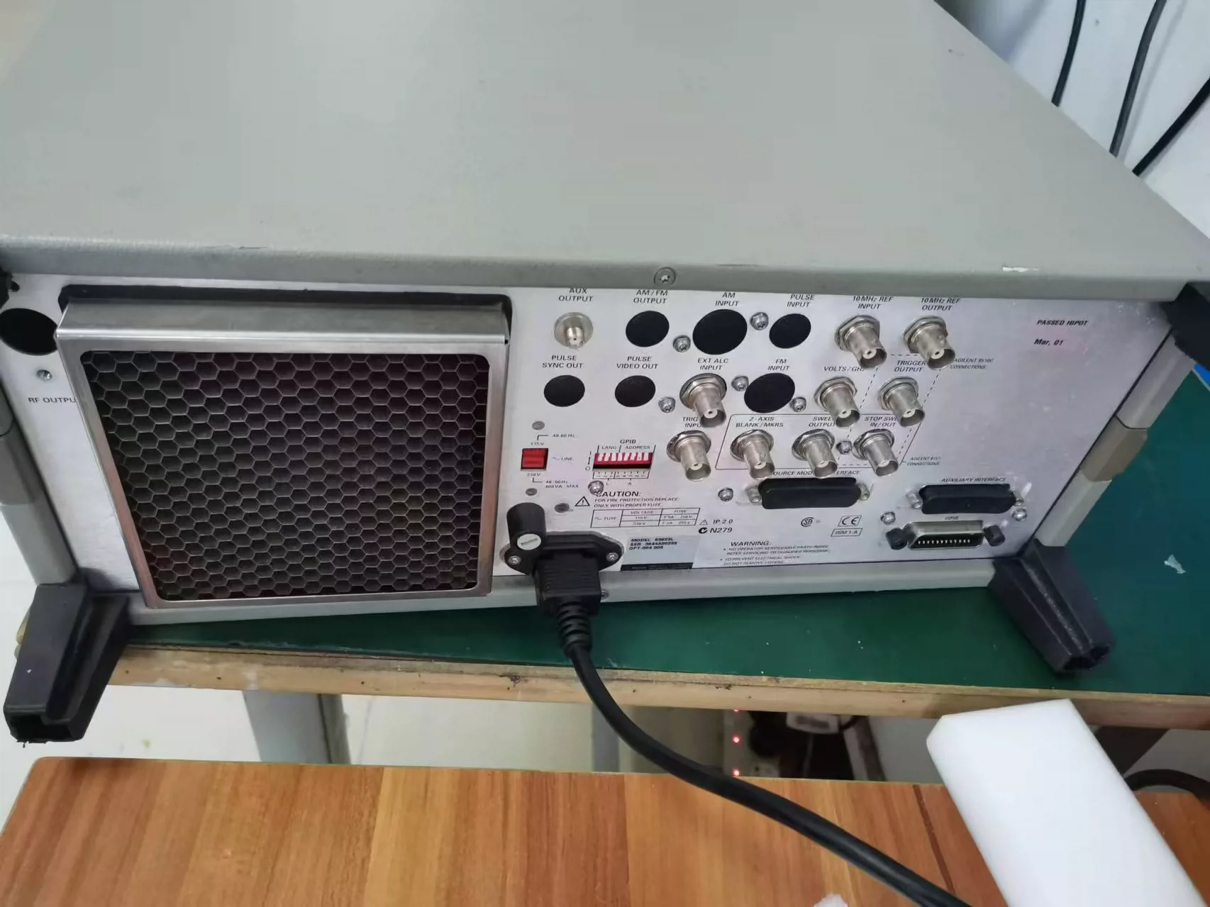 10 MHz – 20 GHz Synthesized Signal Generator Swept-CW Agilent 83623B