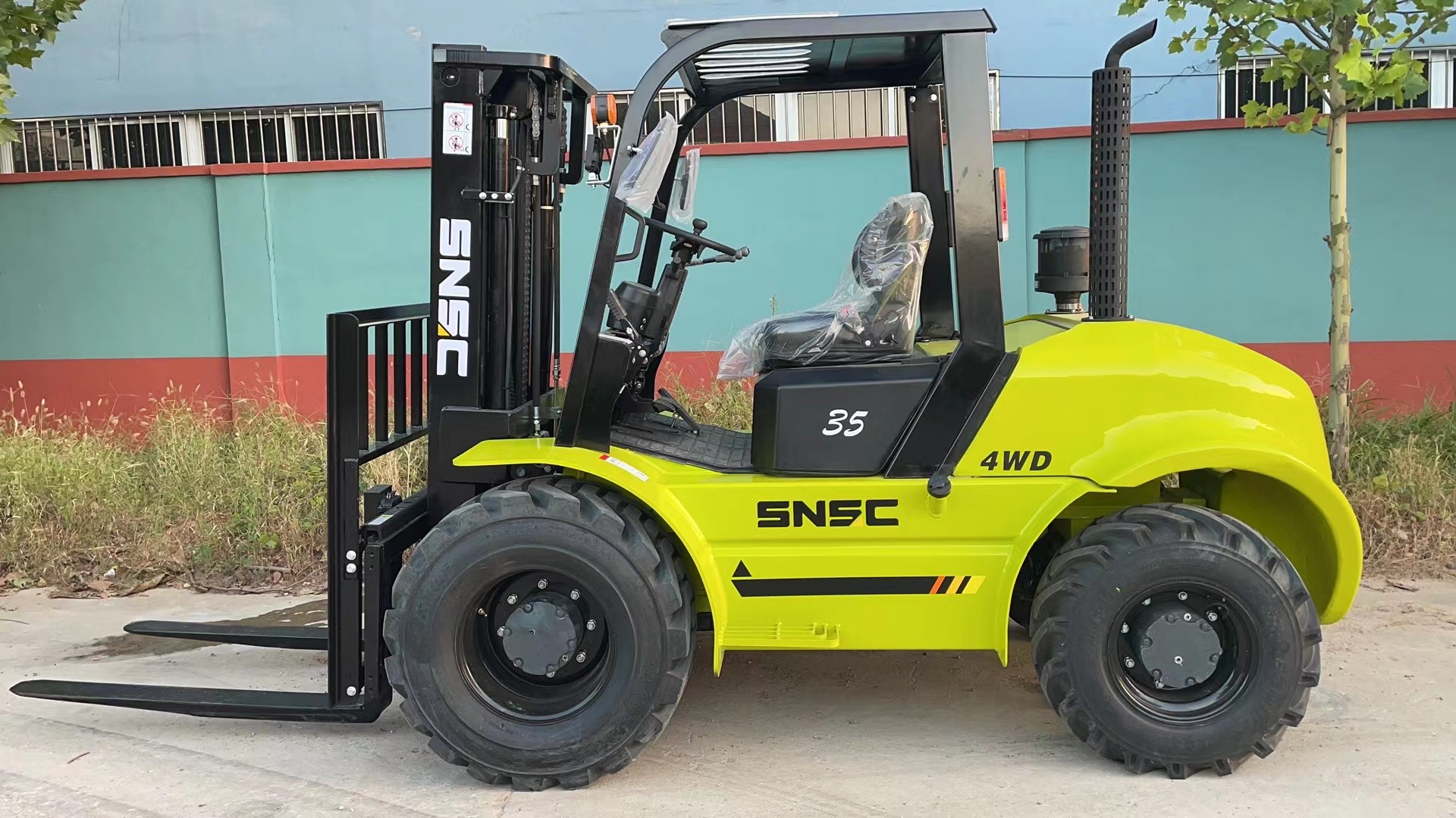 3.5 Ton 3000kg Triple Mast Diesel Forklift Off Road 4X4 Wheel Loader for Home on Farms