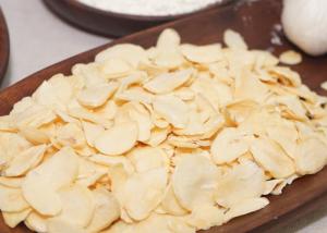 China ISO Dehydrated Dry Food Fried Garlic Flakes Gold Yellow With Free Samples factory