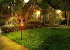 China Outdoor Waterproof Garden Pathway Solar Torch Light 1500mAh Battery Type factory