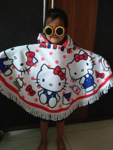 China Factory Small MOQ custom print lovely cartoon kids towel poncho beach towel poncho factory