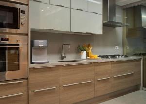 China 3500mm Modern Brown Cabinet Kitchen L Shaped Pantry For Apartment Villa factory