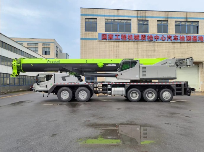 Medium Truck Crane ZTC1300VS863 130TON Non-All-Terrain Truck Crane