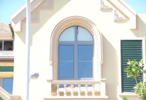 China Beige Classic Decorative Plastic Crown Molding Frame, Hand Painted factory