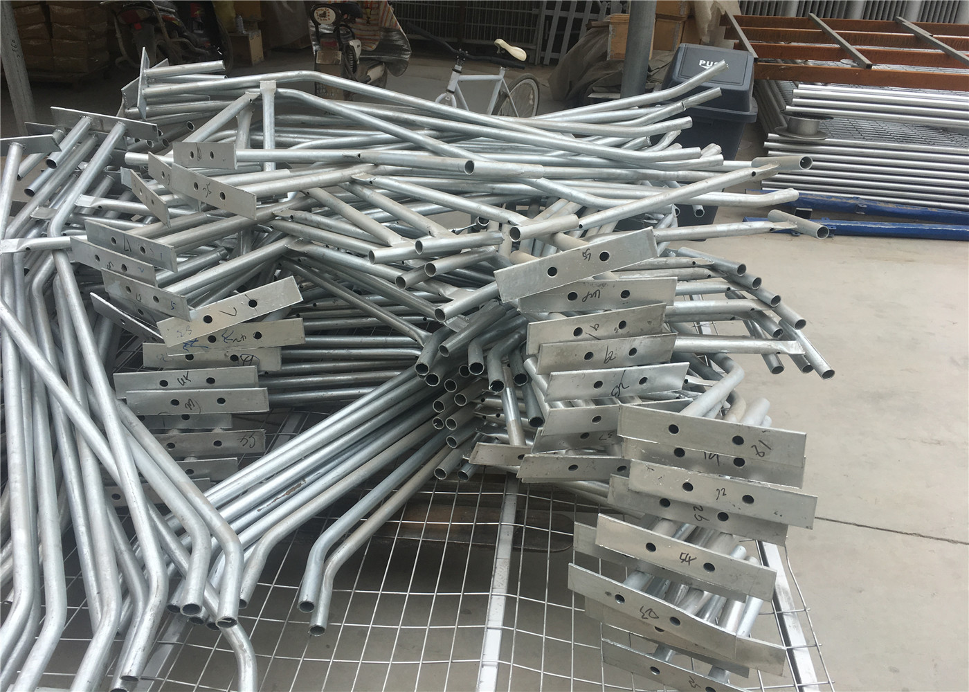 OD 48 post temp fencing for sale 2100mm x 2400mm width mesh opening ：60mm x 150mm diameter 4.00mm UV treatment block