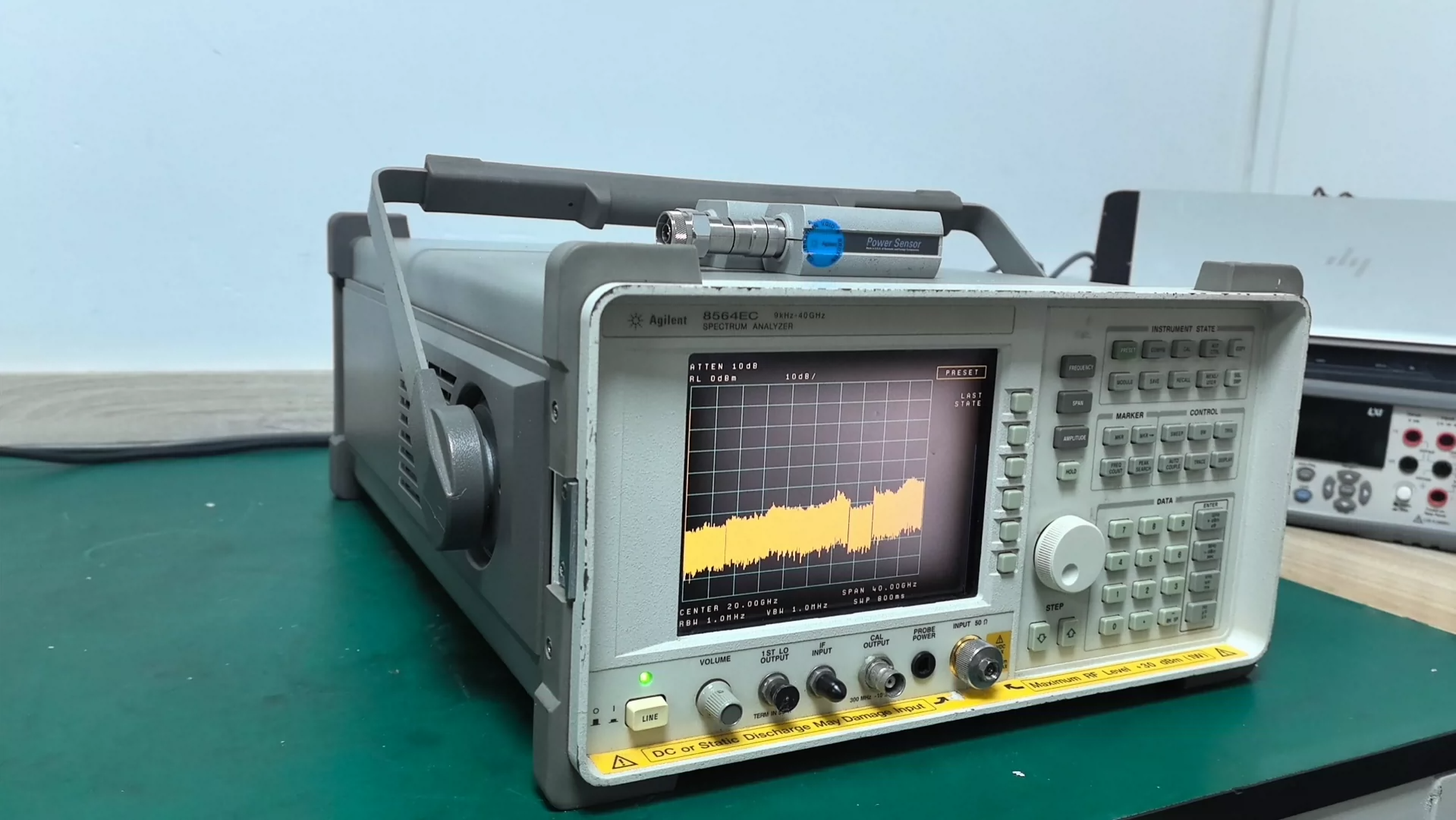 Agilent 8564EC 40 GHz Color Portable RF Spectrum Analyzer 38 lb Weight