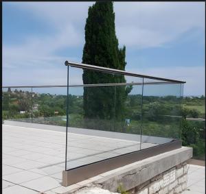 China Coastal Toughened Glass Balcony Railing Windproof Secure Custom Sizes Modern Style factory