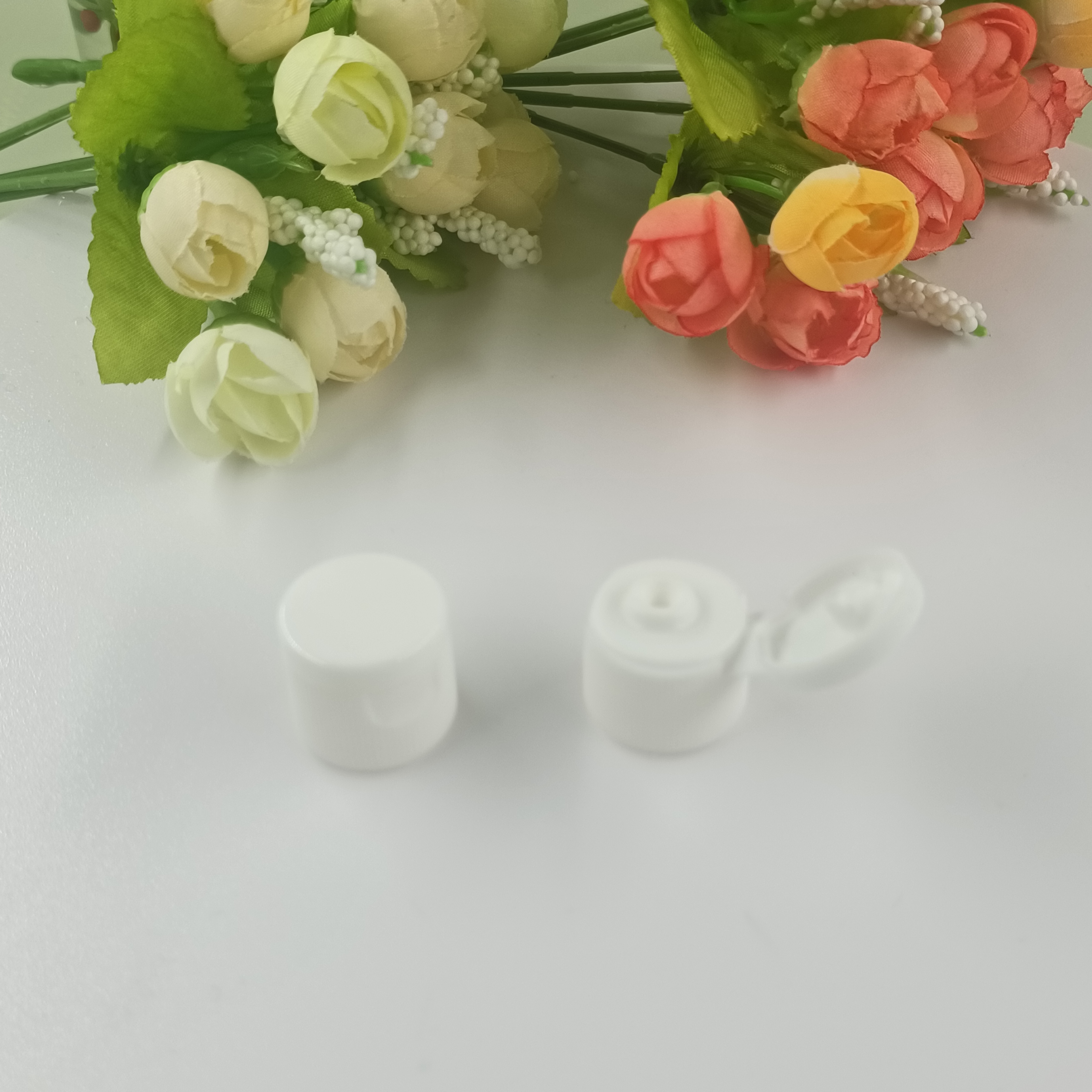 Recyclable Direct Plastic Flip Cap Cylindrical Design and Free Sample with 18mm White
