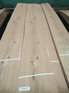 China Knotty Oak Veneer Pippy Oak Wood Veneer With Rustic Texture factory