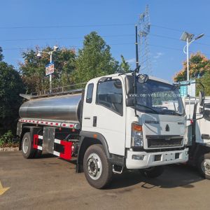 China HOWO Stainless Steel Milk Tanker Drinking Water Juice Milk Transport Milk Tanker Truck on sale