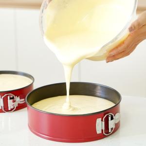 China Honeycomb Red 10 - Inch Floor - Bottom Lock Carbon Steel Round Non-Stick Baking Cake Mold factory