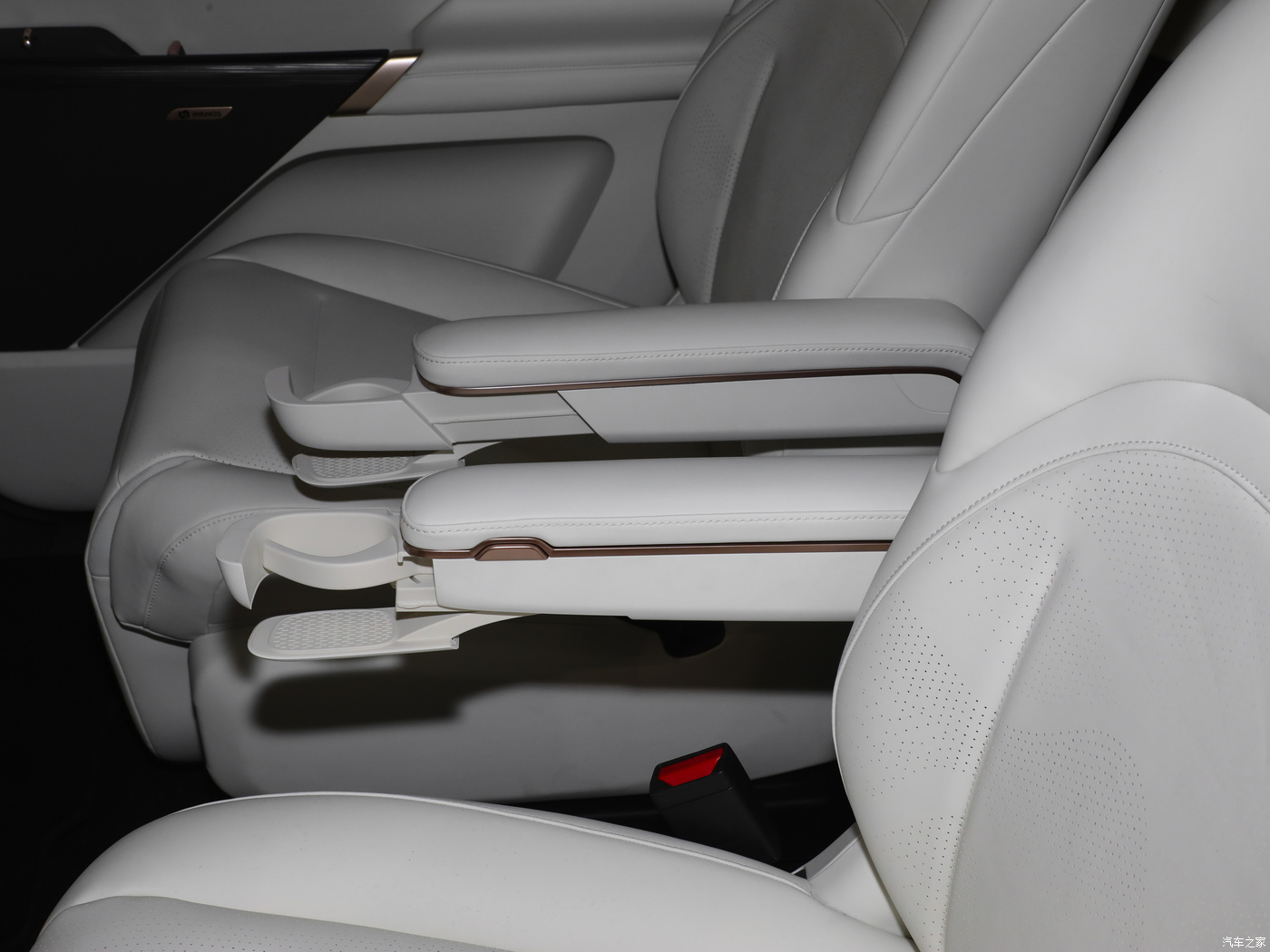 Pure Electric Car Dongfeng Yipai E008 Electric SUV Auto AWD Max Version R21 Tire Size 7seats