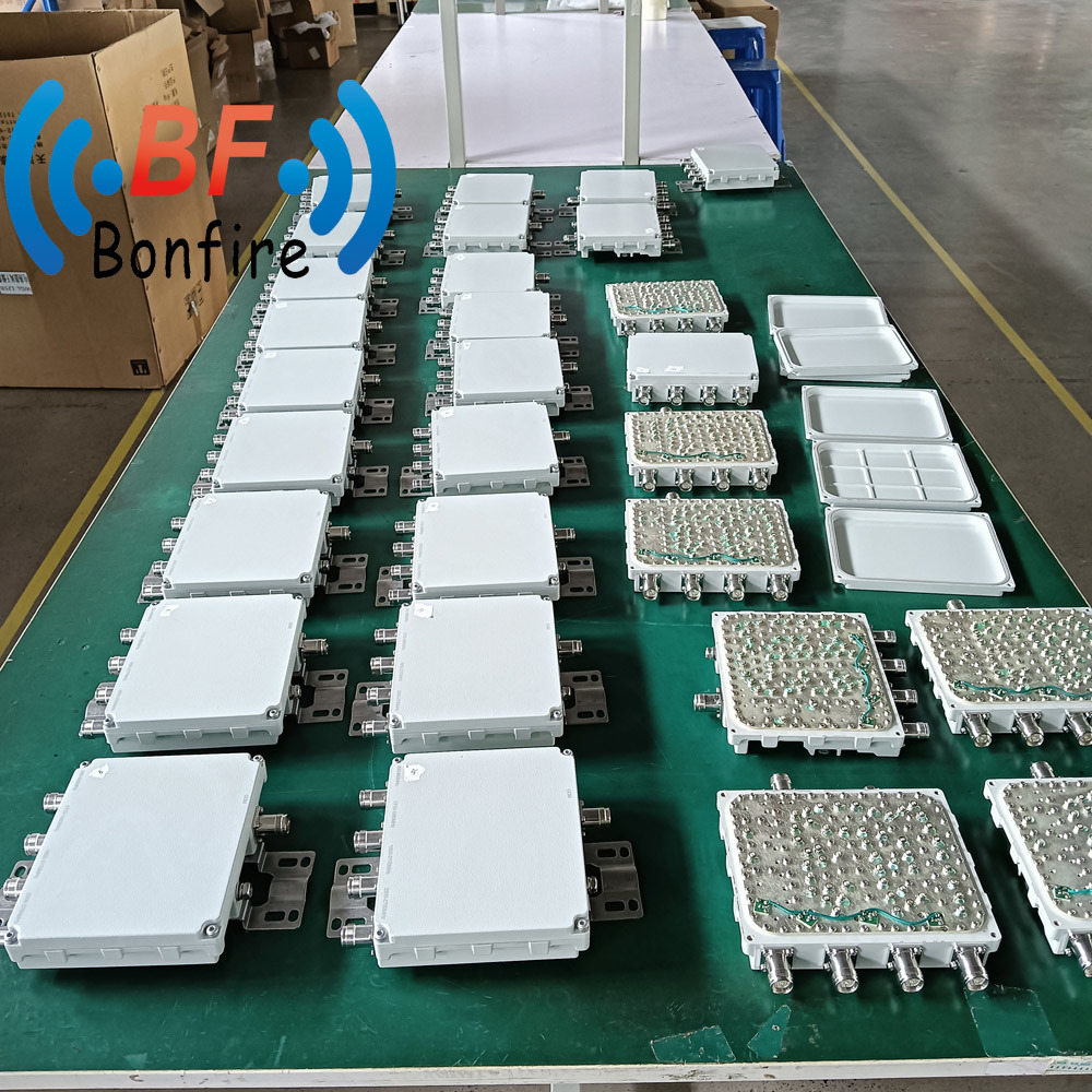 1710-2700MHz 4 Port 4.3-10 Female Low Pim RF Quad-Band Combiner RF Quadplexer