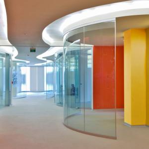 China Bend Round Tempered Curved Glass For Office House Partition factory