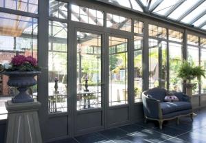 China RAL Anodizing 450pa 2mm Prefabricated Glass House factory