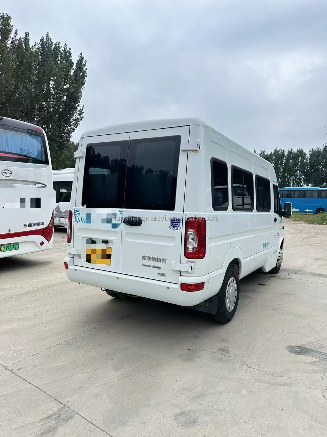 6-8L Engine Capacity Used Passenger Van for Touring Euro 4 Emission Standard
