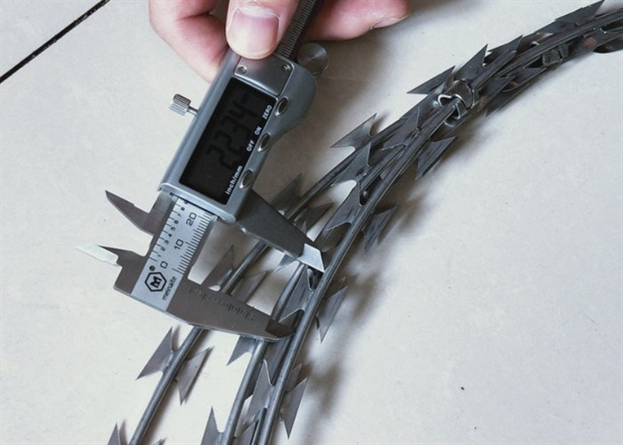 Clips Hot Dip Galvanized Razor Barbed Wire For Anti Piracy Security Fence