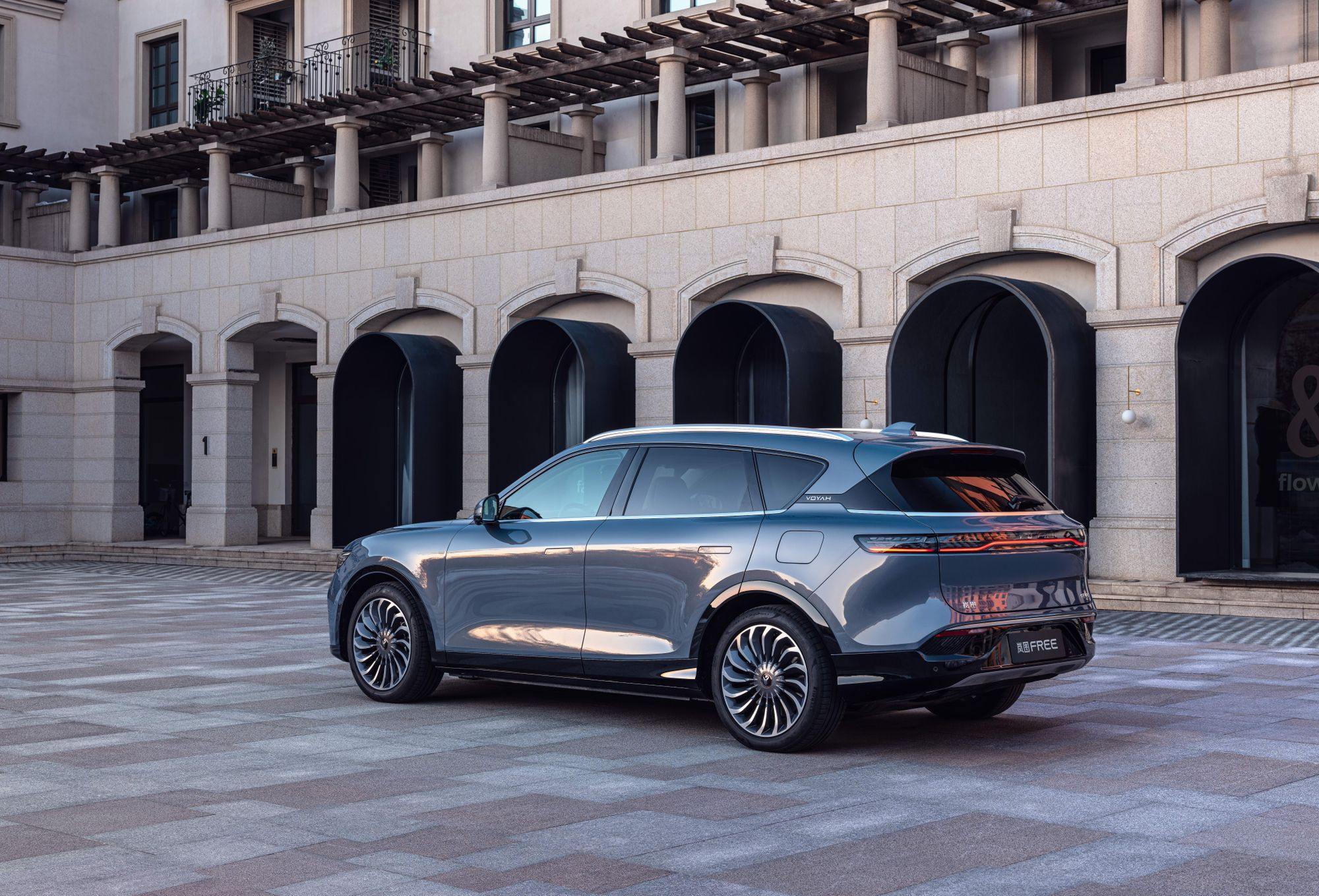 Adult 2024 Fast Electric Car with Energy Vehicles Lantu Free Hybrid Car VOYAH Free TOP Version AWD EV SUV 4905*1950*1645
