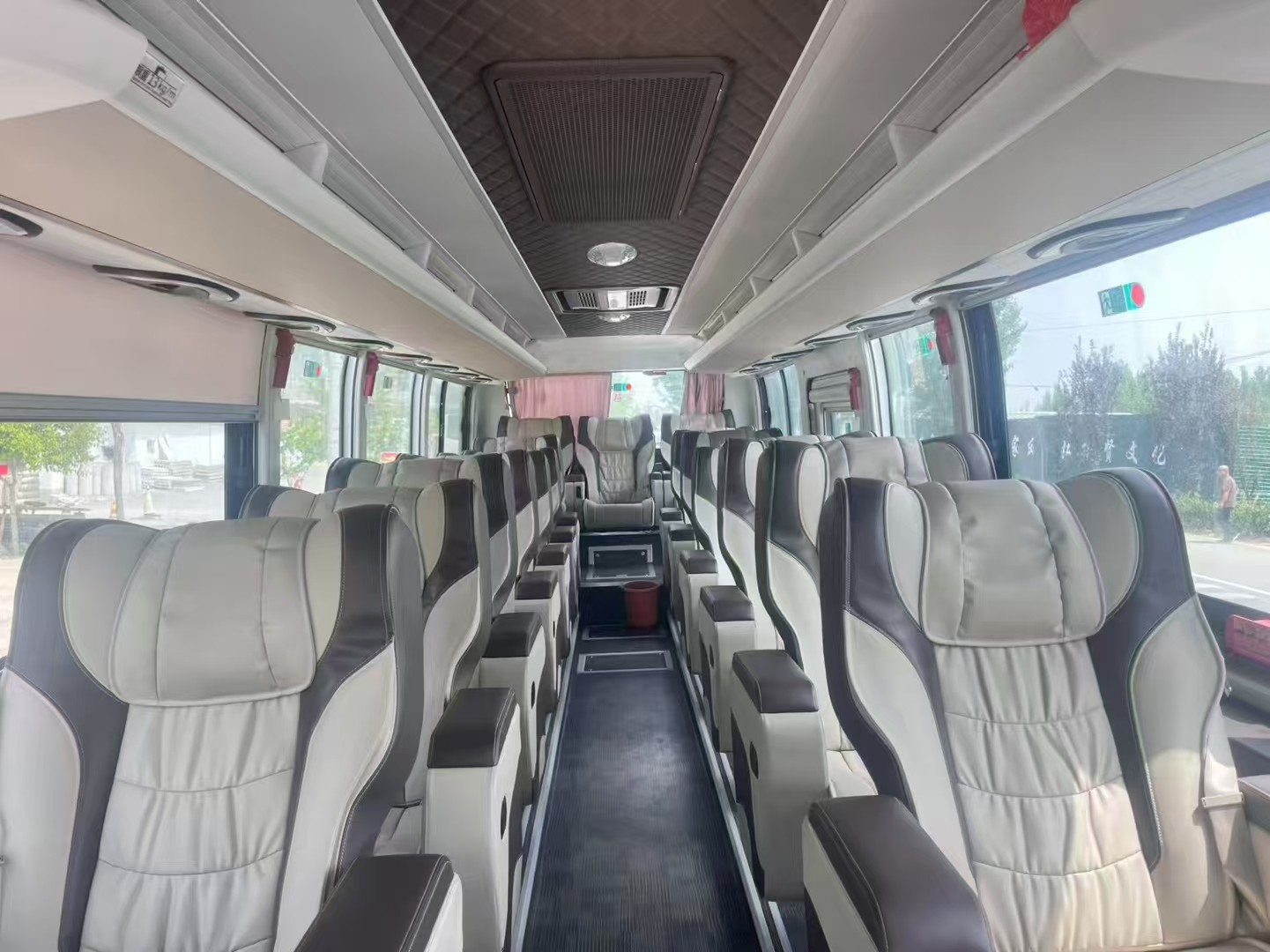 Diesel Used Bus With Luxurious Interior ZK6907H6Y1 17 Leather Seats Church / NGO Clean Dashboard