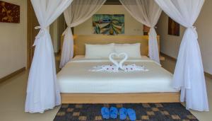 China Budget hotel Standard room furniture set by oak beds and Writing desk with Chair factory