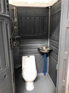 China Prefabricated Portable Container Toilet , HDPE Removable Mobile Portable Toilet factory
