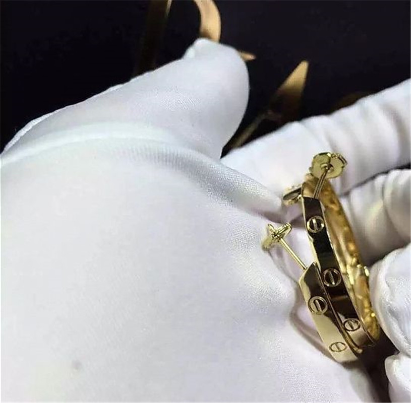 C Love earrings, 18K gold 18K gold. With a screwdriver. Jewelry factory in Shenzhen, China