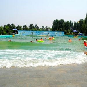 China Dynamic Concrete Water Park Wave Pool With Customizable Height Frequency factory