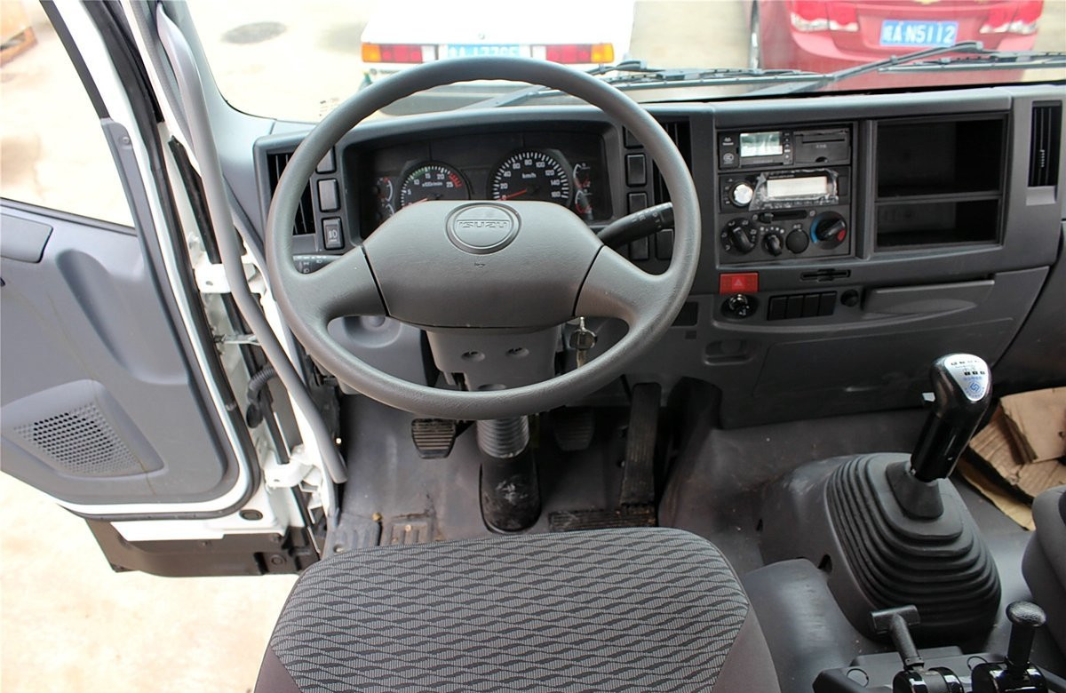 4x2 Tractor Truck Single Deff ISUZU Mover Deisel Engine 350hp Euro 4 Emission Singe And Half Cab