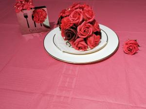 China Embossed Patteren Premium Paper Tablecloth 54x108 Inch factory