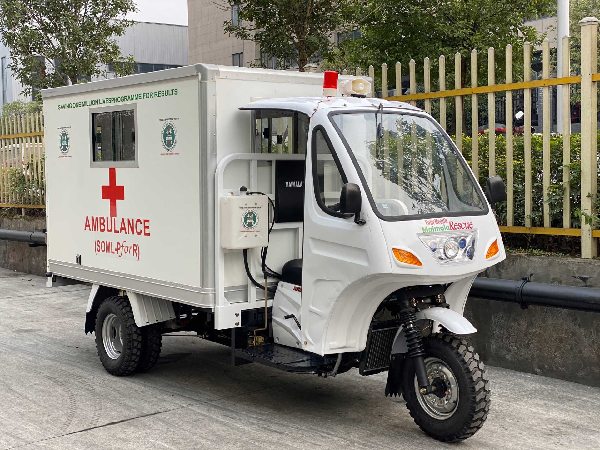 Electric Tricycle Ambulance with Closed Body Type and 800W Motor DY200ZK-A