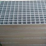 Flat Outdoor Floor 32x5mm Serrated Steel Grating