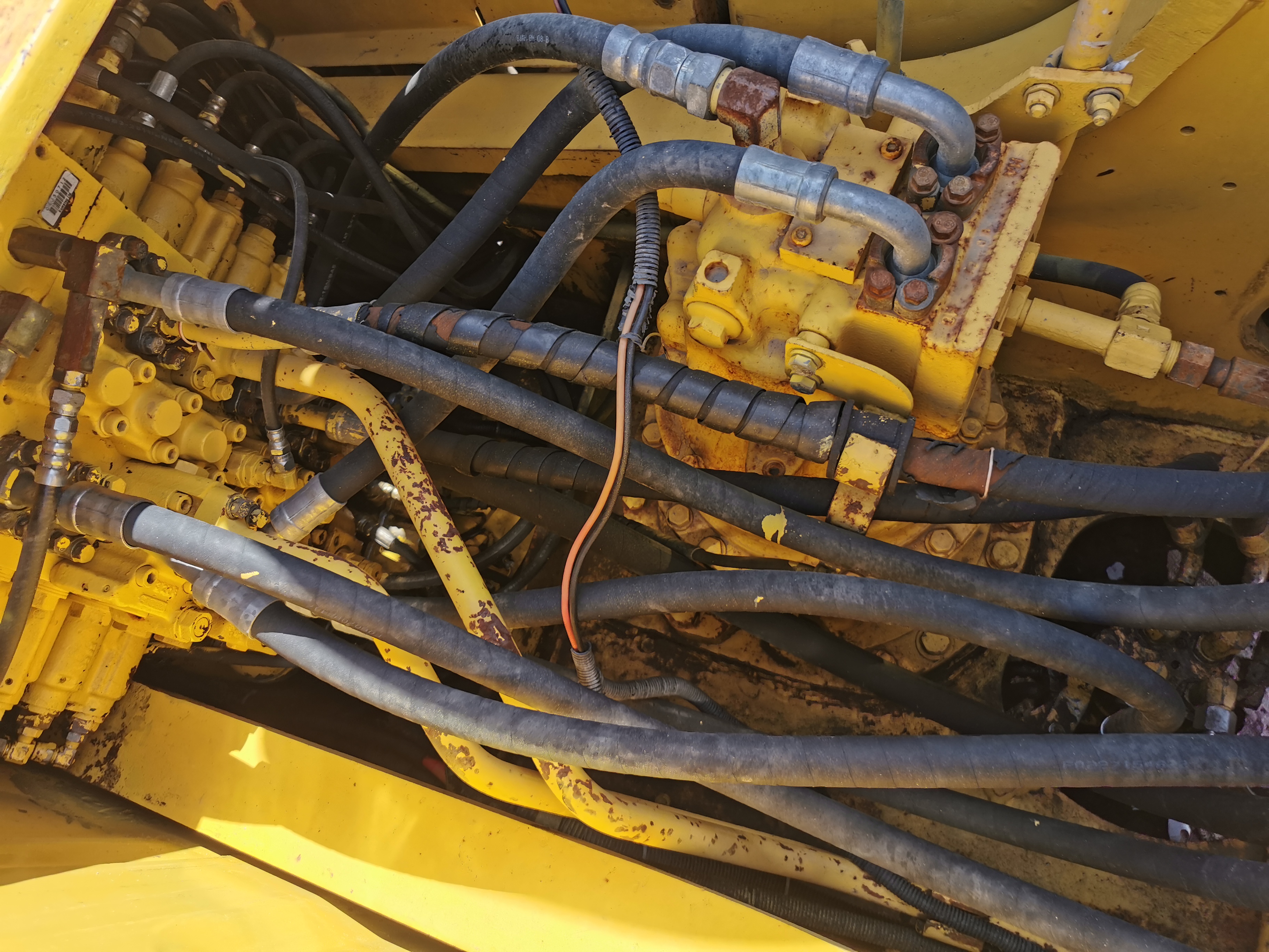 Low Working Hours Used Komatsu PC200 Excavator for Your Road Construction Projects