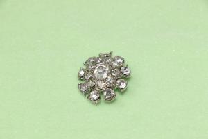 China 34L Rhinestone Buttons For Clothing Silver Ecofriendly Inlaid Flower Pattern factory