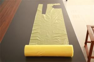 China Disposable PE Apron On A Roll Polythene Yellow Economy Food Serving Aprons factory