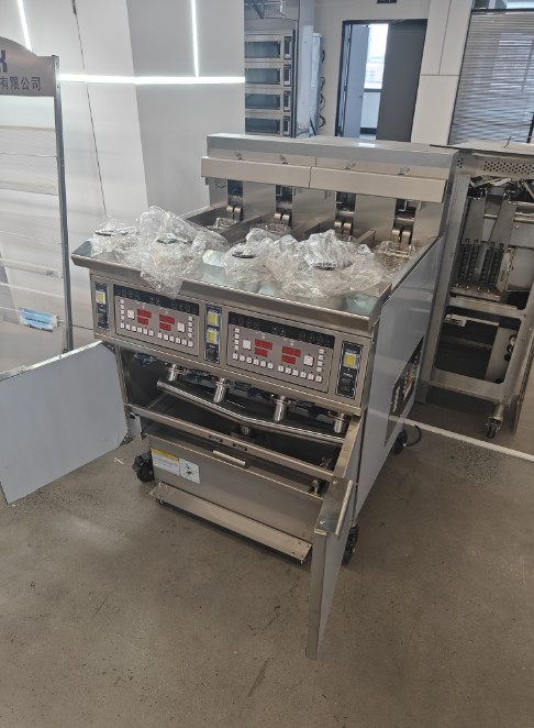 Four Pots Four Baskets With Oil Filter System 304SUS Ventless Deep Kfc Chips Electric Chips Open Chips Fryer For Cooking Machine
