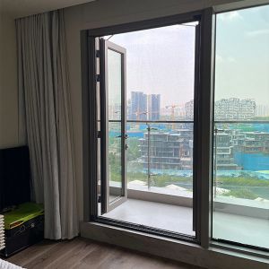 China Convenient And Practical Retractable Mesh Screen Door With Custom Color Option factory