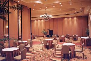 China Space Saving Furniture Acoustic Folding Screen Room Dividers for Dining Room factory