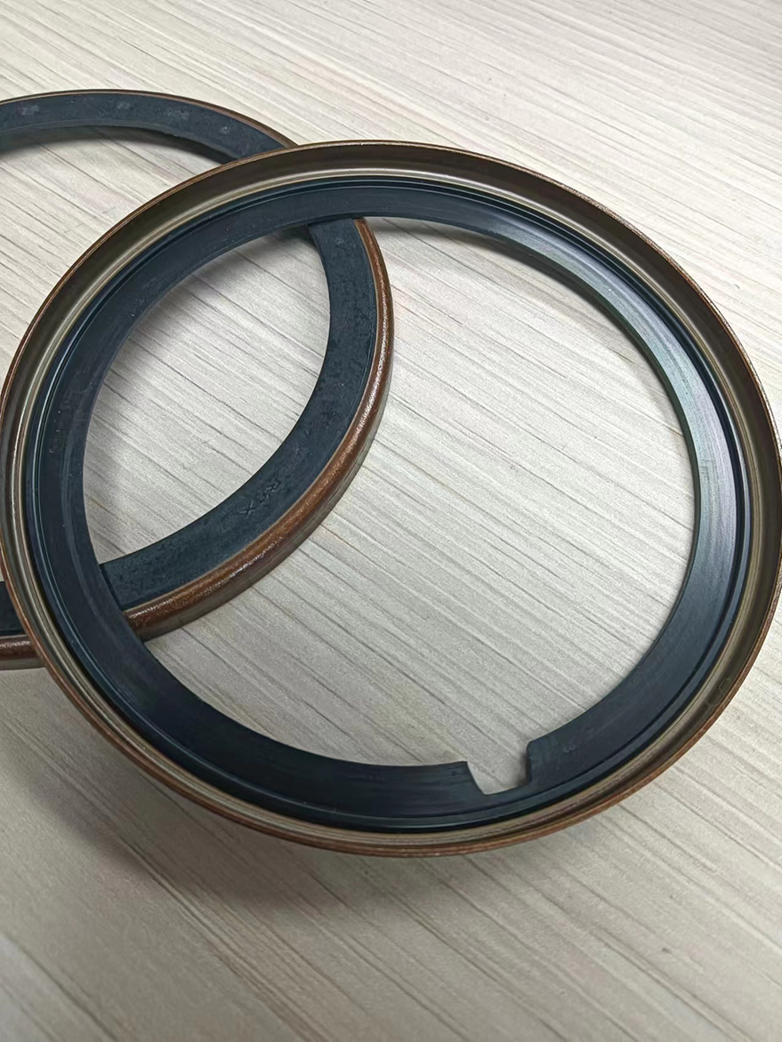 Shacman 7795568 Transmission Tail Oil Seal for Replacement/Repair Purpose Part