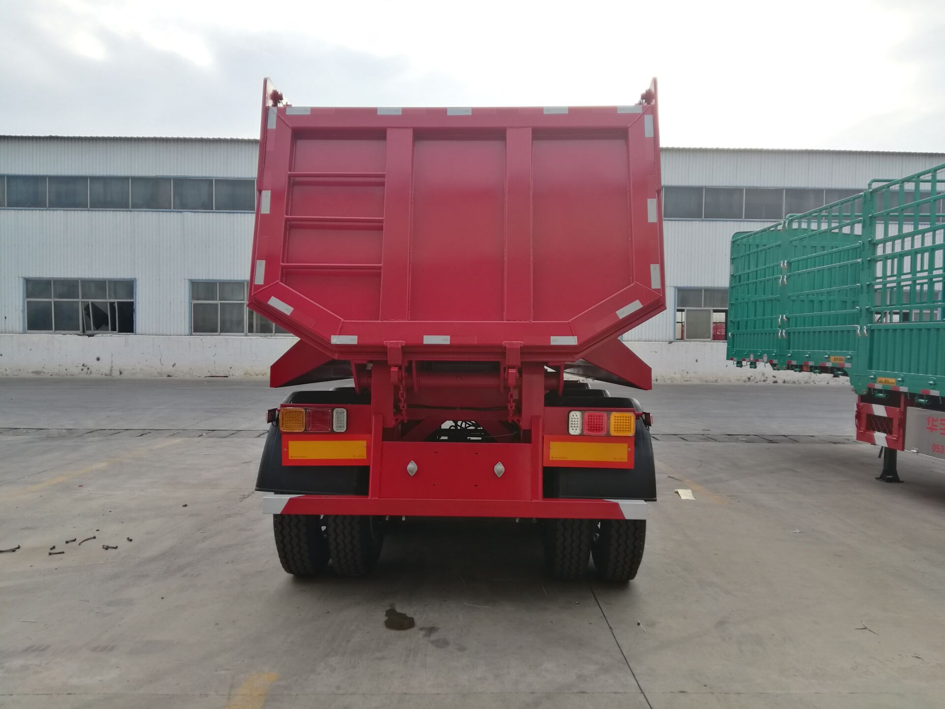 Chile Market 3 Axles 30T-60T Rear Dump Semi Trailer with Standard 28Ton Landing Gear