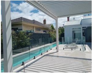 China Fine Polished Edge Porch Spigot Glass Railing for Customized Color Swimming Pool Fence factory